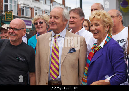 Samstag 16 August. UKIP eröffnet seinen Bournemouth Ost-Hauptsitz in der ehemaligen Rose Beauty Massagesalon (Ex-Bordell) in Christchurch Road – das Hauptquartier wird von UKIP stellvertretender Vorsitzender Neil Hamilton und seine Frau Christine offiziell eröffnet. Stockfoto