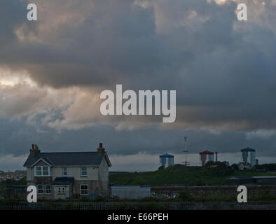 Sturm Wolken als Abend fällt über eine Stadt Stockfoto