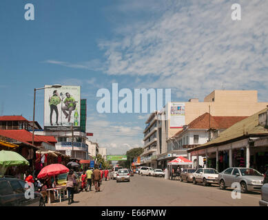 Menschen und Verkehr auf Kenyatta Avenue Nakuru Kenia in Ostafrika mit Werbung Werbetafeln modern und alt Fashoned Geschäfte KENYAT Stockfoto