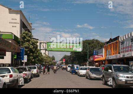 Menschen und Verkehr auf Kenyatta Avenue Nakuru Kenia in Ostafrika mit Werbung Horten für 3g Netzwerk Stockfoto