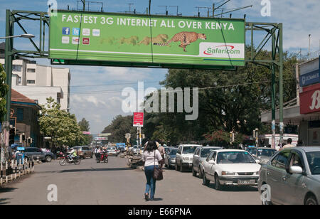 Menschen und Verkehr auf Kenyatta Avenue Nakuru Kenia in Ostafrika mit Werbung Horten für 3g Netzwerk KENYATTA AVENUE NAKURU Stockfoto