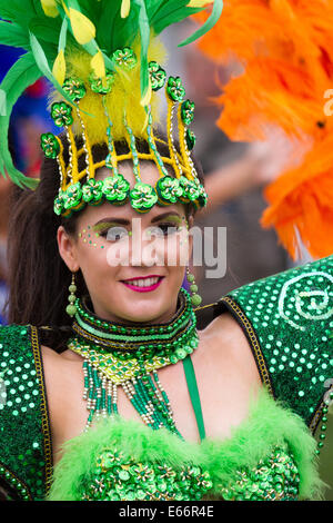 Southport, Merseyside, UK. 16. August 2014. Liverpool Samba Band weibliche kostümierte Tänzer an Großbritanniens größte unabhängige Flower Show, die feiert seinen 85. Jahr mit einer Riotous Karneval - wie Feier aller Dinge in Lateinamerika. Stockfoto