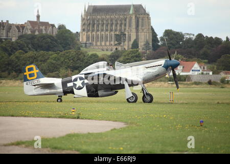 North American p-51 Mustang mit Lancing College im Hintergrund Stockfoto