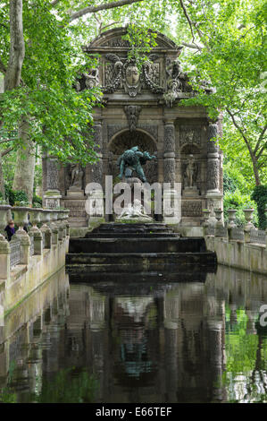 Die Medici-Brunnen im Jardin du Luxembourg, der Jardin du Luxembourg in Paris, Frankreich Stockfoto
