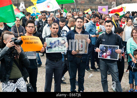 Kopenhagen, Dänemark – 16. August 2014: Kurden zeigt vor dem dänischen Parlament in Kopenhagen gegen ISIS (islamischer Staat) Kriegsführung und Gräueltaten im Irak.  Auf die Foto Demonstranten zeigt Foto von ermordeten Kindern, ein Kriegsverbrechen, die angeblich von ISIS im Irak durchgeführt. Bildnachweis: OJPHOTOS/Alamy Live-Nachrichten Stockfoto