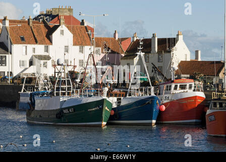 Angelboote/Fischerboote in malerischen Crail Hafen East Neuk, Fife, Schottland Stockfoto