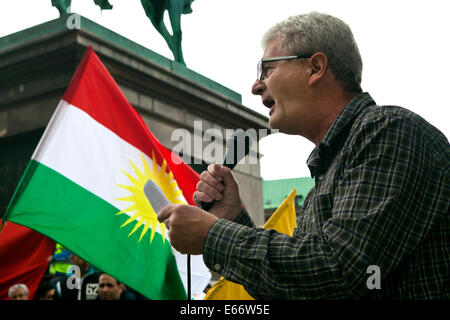 Kopenhagen – 16. August 2014: Ehemaliger ausländischen Minister, Holger K. Nielsen (Socialistisk Folkeparti, Englisch: Sozialistische Volkspartei) spricht für die kurdischen Solidarität Demonstration vor dem dänischen Parlament in Kopenhagen gegen ISIS (islamischer Staat) Kriegsführung und Gräueltaten im Irak. Bildnachweis: OJPHOTOS/Alamy Live-Nachrichten Stockfoto