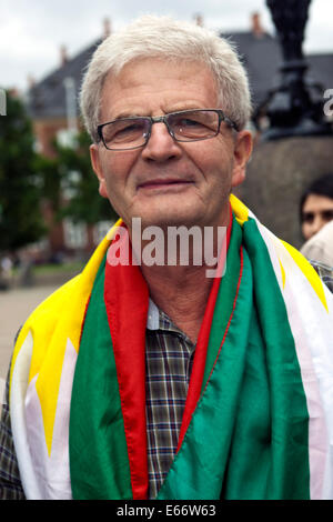 Kopenhagen – 16. August 2014: Ehemaliger ausländischen Minister, Holger K. Nielsen (Socialistisk Folkeparti, Englisch: Sozialistische Volkspartei) nach seiner mit der kurdischen Solidarität Demonstration vor dem dänischen Parlament in Kopenhagen gegen ISIS (islamischer Staat) Kriegsführung und Gräueltaten im Irak sprechen. Bildnachweis: OJPHOTOS/Alamy Live-Nachrichten Stockfoto