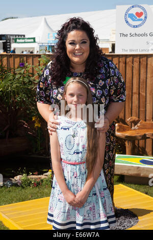 Southport, Merseyside, Großbritannien. August 2014. Lisa Riley mit Sophie Turner bei Großbritanniens größter unabhängiger Blumenschau. Stockfoto