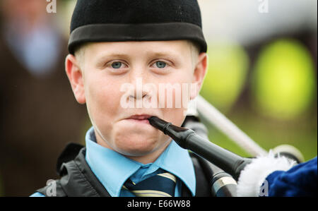 Glasgow, Schottland. 16. August 2014. Teilnehmer nehmen Sie Teil an 2014 World Pipe Band Championships grade eine Qualifikation in Glasgow Green am 16. August 2014 in Glasgow, Schottland. Der jährliche World Pipe Band Championships zurückgekehrt nach Glasgow an diesem Wochenende mit einem Programm, das 300 Aufführungen von 223 Pipebands im Wettbewerb um den Titel haben wird. Bildnachweis: Sam Kovak/Alamy Live-Nachrichten Stockfoto