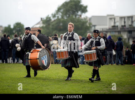 Glasgow, Schottland. 16. August 2014. Teilnehmer nehmen Sie Teil an 2014 World Pipe Band Championships grade eine Qualifikation in Glasgow Green am 16. August 2014 in Glasgow, Schottland. Der jährliche World Pipe Band Championships zurückgekehrt nach Glasgow an diesem Wochenende mit einem Programm, das 300 Aufführungen von 223 Pipebands im Wettbewerb um den Titel haben wird. Bildnachweis: Sam Kovak/Alamy Live-Nachrichten Stockfoto