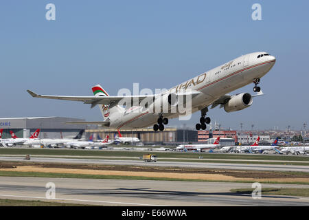 Istanbul, Türkei - 15. Mai 2014: Ein Etihad Airbus A330-300 mit der Registrierung startet A6 AFB von Istanbul-Atatürk-Internat Stockfoto