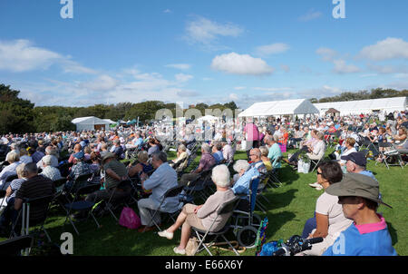 Merseyside, UK. 15. August 2014. Tausende stellte sich heraus, dass es sich am zweiten Tag des Southport Flower Show, die Sonne genießen und den bunten Displays von Blumen, Obst und Gemüse sowie eine Vielzahl von Ständen und Unterhaltung. Bildnachweis: Pak Hung Chan/Alamy Live-Nachrichten Stockfoto