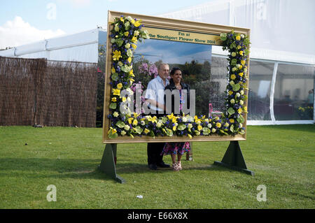 Merseyside, UK. 15. August 2014. Tausende stellte sich heraus, dass es sich am zweiten Tag des Southport Flower Show, die Sonne genießen und den bunten Displays von Blumen, Obst und Gemüse sowie eine Vielzahl von Ständen und Unterhaltung. Bildnachweis: Pak Hung Chan/Alamy Live-Nachrichten Stockfoto