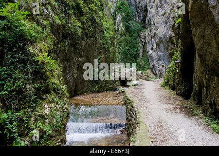 Italien, Veneto, Recoaro Terme, Montagna spaccata Stockfoto