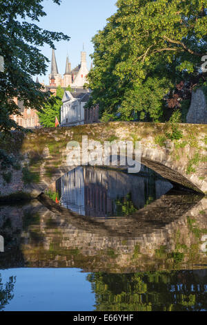 Brügge - Blick zum Kanal und alte kleine Brücke in den Efeu von Steen Wersdijk Straße. Stockfoto