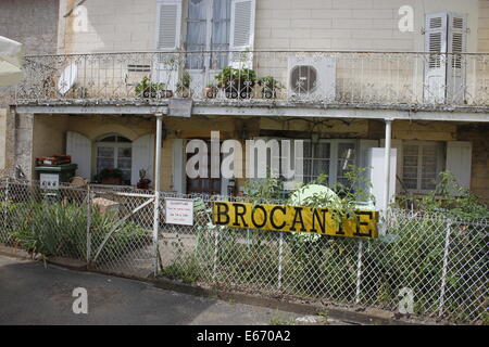 Brocante Antiquitäten Shop, St. Leon-Sur-Vézère, französisches Dorf in Dordogne Region. Stockfoto