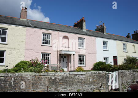 Charlestown, St Austell, Cornwall. Rosa Hütte in Zeile Multi farbige Hütten Stockfoto