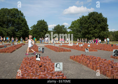 Besucher im ehemaligen Konzentrationslager Website "Kamp Westerbork" mit unschuldigen laufenden Kind in den Niederlanden Stockfoto