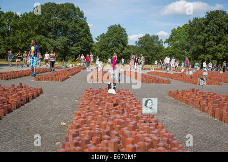 Besucher im ehemaligen KZ "Kamp Westerbork" in den Niederlanden Stockfoto