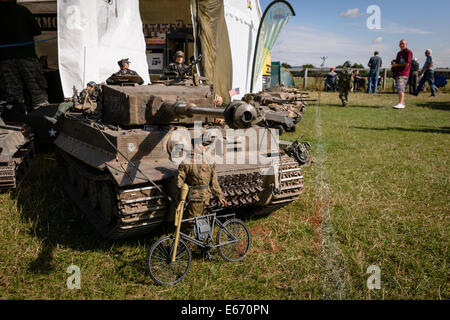 Kent, UK. 16. August 2014. Miniatur-Panzer und Soldaten auf dem Display auf der 6. jährlichen kombiniert Ops Show in Headcorn Flugplatz. Mit Kreuzungsbauwerke, Krieg Reenactments, Kostüm, tatsächliche und Replik Erinnerungsstücke und mehr. Bildnachweis: Tom Arne Hanslien/Alamy Live-Nachrichten Stockfoto