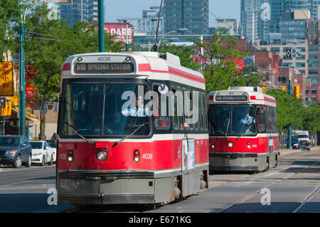 Elektrische Straßenbahnen Spadina Avenue Downtown Toronto Kanada Stockfoto