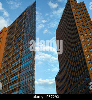 Hochhäuser am Potsdamer Platz, Berlin. Auf der linken Seite der Renzo Piano Building und auf der rechten Seite der Kollhoff-Tower. Stockfoto