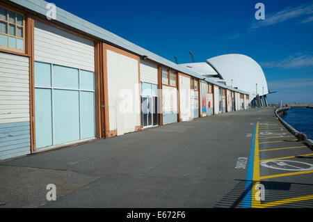 Alten Lagerhäusern am Victoria Quay, Docks in Fremantle, Western Australia.  Im Hintergrund ist das moderne Maritime Museum. Stockfoto