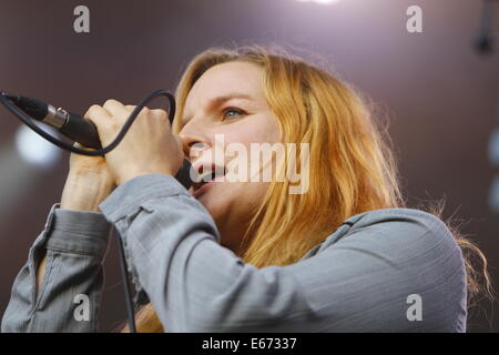 Worms, Deutschland. 16. August 2014. Deutsche Sängerin Judith Holofernes ist abgebildet, die live auf der Bühne beim Jazz and Joy Festival 2014 in Worms. Deutsche Sängerin Judith Holofernes live gespielt an der Jazz und Joy Festival 2014 in Worms. Sie ist bekannt als Sänger der deutschen Pop-Rock-Band Wir Sind Helden. Bildnachweis: Michael Debets/Alamy Live-Nachrichten Stockfoto