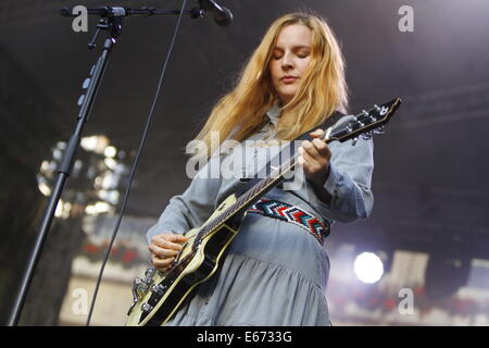 Worms, Deutschland. 16. August 2014. Deutsche Sängerin Judith Holofernes ist abgebildet, die live auf der Bühne beim Jazz and Joy Festival 2014 in Worms. Deutsche Sängerin Judith Holofernes live gespielt an der Jazz und Joy Festival 2014 in Worms. Sie ist bekannt als Sänger der deutschen Pop-Rock-Band Wir Sind Helden. Bildnachweis: Michael Debets/Alamy Live-Nachrichten Stockfoto