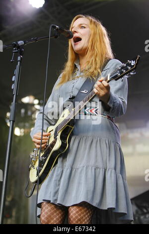 Worms, Deutschland. 16. August 2014. Deutsche Sängerin Judith Holofernes ist abgebildet, die live auf der Bühne beim Jazz and Joy Festival 2014 in Worms. Deutsche Sängerin Judith Holofernes live gespielt an der Jazz und Joy Festival 2014 in Worms. Sie ist bekannt als Sänger der deutschen Pop-Rock-Band Wir Sind Helden. Bildnachweis: Michael Debets/Alamy Live-Nachrichten Stockfoto