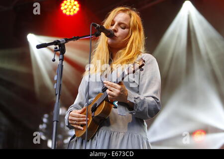 Worms, Deutschland. 16. August 2014. Deutsche Sängerin Judith Holofernes ist abgebildet, die live auf der Bühne beim Jazz and Joy Festival 2014 in Worms. Deutsche Sängerin Judith Holofernes live gespielt an der Jazz und Joy Festival 2014 in Worms. Sie ist bekannt als Sänger der deutschen Pop-Rock-Band Wir Sind Helden. Bildnachweis: Michael Debets/Alamy Live-Nachrichten Stockfoto