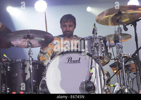 Der Schlagzeuger Gunnar Spies von MIA, führt live auf der Bühne beim Jazz and Joy Festival 2014 in Worms. "MIA" ist eine deutsche Rock/Pop-Band. Bildnachweis: Michael Debets/Pacific Press/Alamy Live-Nachrichten Stockfoto