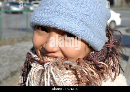 Asiatische Frau gekleidet für den kalten Winter in der Mongolei Stockfoto