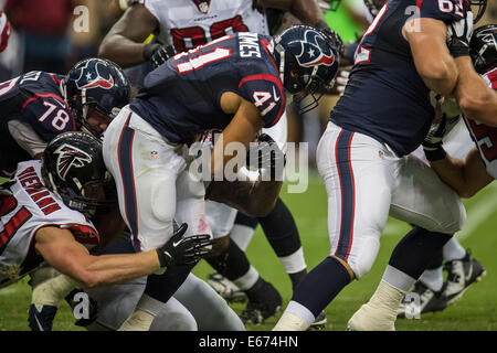 Houston, Texas, USA. 16. August 2014. Houston Texans Runningback Jonathan Grimes (41) stürzt den Ball während der NFL Preseason-Spiel zwischen den Houston Texans und die Atlanta Falcons NRG-Stadion in Houston, TX am 16. August 2014. Bildnachweis: Trask Smith/ZUMA Draht/Alamy Live-Nachrichten Stockfoto