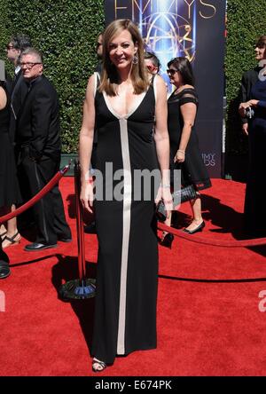 Los Angeles, CA, USA. 16. August 2014. Allison Janney im Ankunftsbereich für 2014 Creative Arts Emmy Awards - Ankünfte, Nikon am Jones Beach Theater, Los Angeles, CA 16. August 2014. Bildnachweis: Dee Cercone/Everett Collection/Alamy Live-Nachrichten Stockfoto