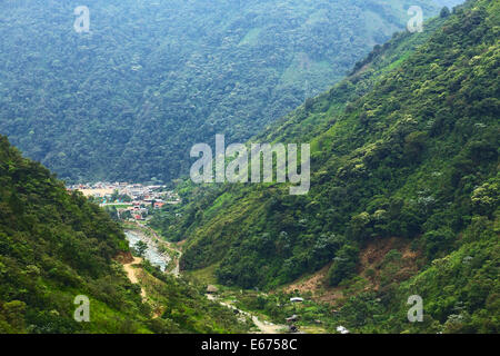 Blick auf das kleine Dorf Rio Verde befindet sich auf der Straße zwischen Banos und Puyo im zentralen Ecuador Stockfoto