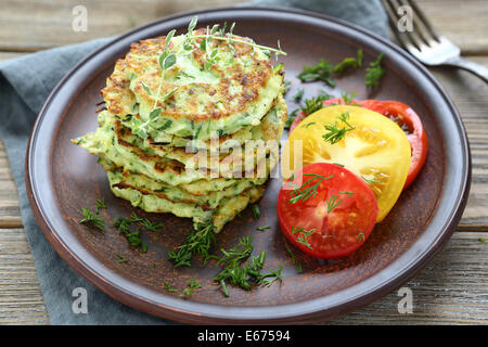 Zucchini-Pfannkuchen mit Dill, Essen Nahaufnahme Stockfoto