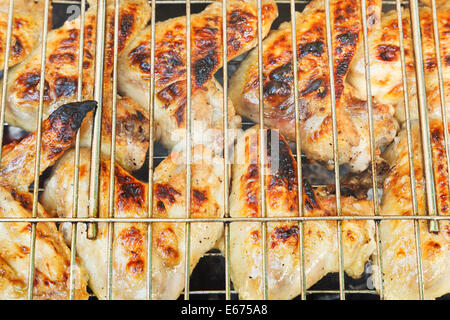 gegrillte Hähnchenflügel auf Grill hautnah Stockfoto