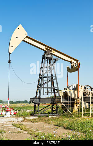 Blick auf Bohrschwengels Pumpen von Öl im Sommertag Stockfoto