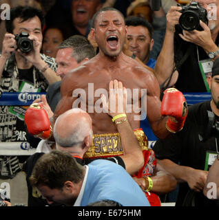 16. August 2014, Carson ca. Großbritanniens Kell Brook reagiert hat er übernimmt den Sieg der USA Shawn Porter Samstagabend. Kell Brook Shawn Porter für den IBF im Weltergewicht WM-Titel in der Stub-Hub Mitte durch Mehrheitsbeschluss nach 12 Runden gewonnen. Foto von gen Blevins/LA DAILYNEWS/ZumaPress Credit: Gene Blevins/ZUMA Draht/Alamy Live-Nachrichten Stockfoto