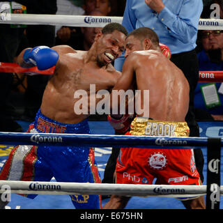 16. August 2014, Carson CA. (im blauen Stamm) USA Shawn Porter geht 12 Runden mit Großbritanniens Kell Brook Samstagabend. Kell Brook übernahm den Sieg durch Mehrheitsbeschluss Shawn Porter für den IBF im Weltergewicht WM-Titel in der Stub-Hub-Mitte. Foto von gen Blevins/LA DAILYNEWS/ZumaPress Credit: Gene Blevins/ZUMA Draht/Alamy Live-Nachrichten Stockfoto