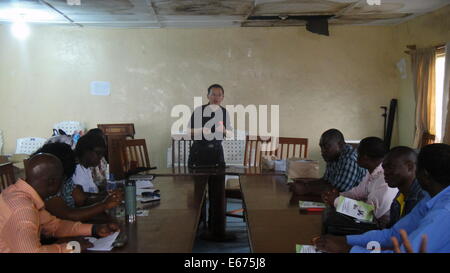 (140817)--MONROVIA, 17. August 2014 (XinHua)--ein Mitglied der chinesischen medizinischen Experten Team beim Training für die liberianischen lokale Ärzte und Krankenschwestern in Monrovia, Liberia, 16. August 2014 spricht. Chinesischen medizinische Experten eine Ausbildung zur Verwendung von Schutzkleidung und andere Getriebe, unterstützt von China zu 32 Ärzte und Krankenschwestern aus Liberia am Samstag angeboten. (Xinhua/angeboten von chinesischen medizinischen Experten-Team) Stockfoto