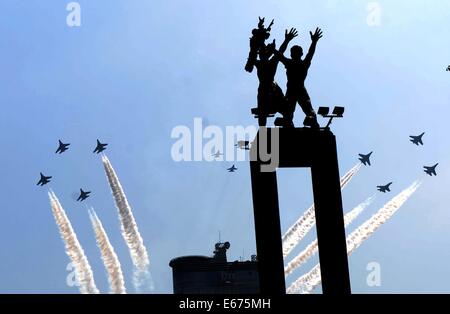 Jakarta, Indonesien. 17. August 2014. Indonesische Luftwaffe-Kampfjets fliegen über den Himmel im Rahmen der Veranstaltungen anlässlich 69. Unabhängigkeitstag Indonesiens in Jakarta, Indonesien, 17. August 2014. Indonesien, die Unabhängigkeit von den Niederlanden im Jahr 1945. Bildnachweis: Zulkarnain/Xinhua/Alamy Live-Nachrichten Stockfoto