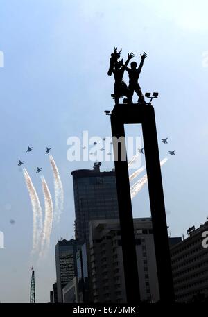 Jakarta, Indonesien. 17. August 2014. Indonesische Luftwaffe-Kampfjets fliegen über den Himmel im Rahmen der Veranstaltungen anlässlich 69. Unabhängigkeitstag Indonesiens in Jakarta, Indonesien, 17. August 2014. Indonesien, die Unabhängigkeit von den Niederlanden im Jahr 1945. Bildnachweis: Zulkarnain/Xinhua/Alamy Live-Nachrichten Stockfoto