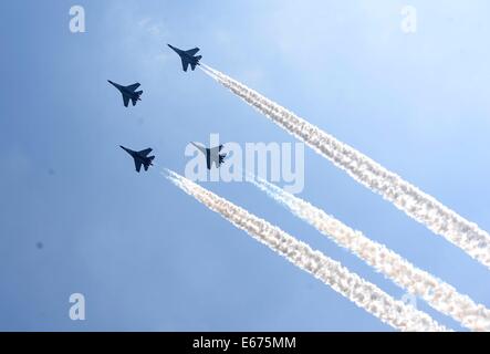 Jakarta, Indonesien. 17. August 2014. Indonesische Luftwaffe-Kampfjets fliegen über den Himmel im Rahmen der Veranstaltungen anlässlich 69. Unabhängigkeitstag Indonesiens in Jakarta, Indonesien, 17. August 2014. Indonesien, die Unabhängigkeit von den Niederlanden im Jahr 1945. Bildnachweis: Zulkarnain/Xinhua/Alamy Live-Nachrichten Stockfoto