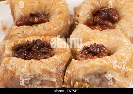 Baklava mit Nuss "Sultan" auf einem Teller, Closeup erschossen Stockfoto