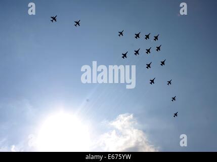 Jakarta, Indonesien. 17. August 2014. Indonesische Luftwaffe-Kampfjets fliegen über den Himmel im Rahmen der Veranstaltungen anlässlich 69. Unabhängigkeitstag Indonesiens in Jakarta, Indonesien, 17. August 2014. Indonesien, die Unabhängigkeit von den Niederlanden im Jahr 1945. Bildnachweis: Zulkarnain/Xinhua/Alamy Live-Nachrichten Stockfoto