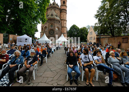 Worms, Deutschland. 16. August 2014. Das Publikum ist gerade, dass Roberto Bonati Trio live auf der Bühne beim Jazz and Joy Festival 2014 in Worms durchführt. Der Italiener Roberto Bonati Trio live gespielt an der Jazz und Joy Festival 2014 in Worms. Bildnachweis: Michael Debets/Alamy Live-Nachrichten Stockfoto