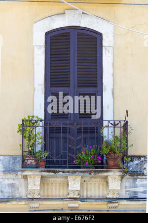 Alte Fenster aus Sizilien Stockfoto